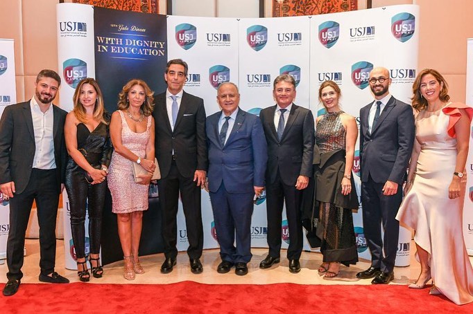 « With dignity in education » !