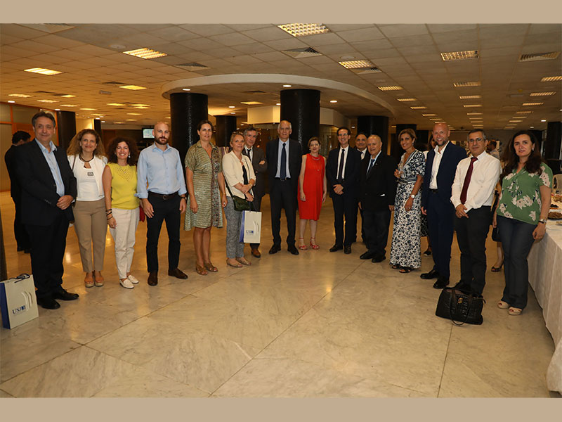 Cérémonie d'adieu en l'honneur de membres de l'ambassade de France