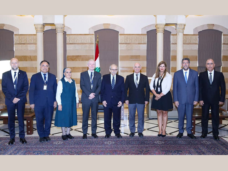 Le Premier ministre Nawaf Salam reçoit une délégation de l’Université Saint-Joseph de Beyrouth et de l’Hôtel-Dieu de France