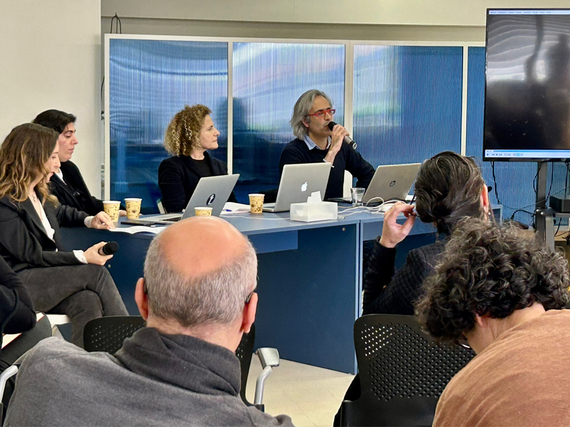 Hady Zaccak, chargé d’enseignement et coordinateur des études fondamentales à l’IESAV, a participé à la conférence sur l’utilisation artistique des archives dans le cadre du symposium sur les pratiques de l’archive