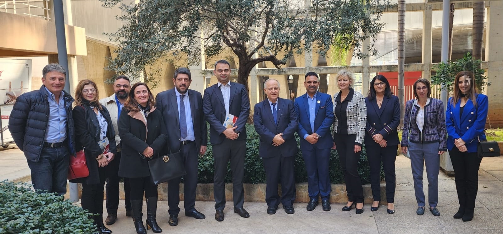 Visite de la Fondation ASTER à l’USJ et don d’une clinique mobile à l’HDF