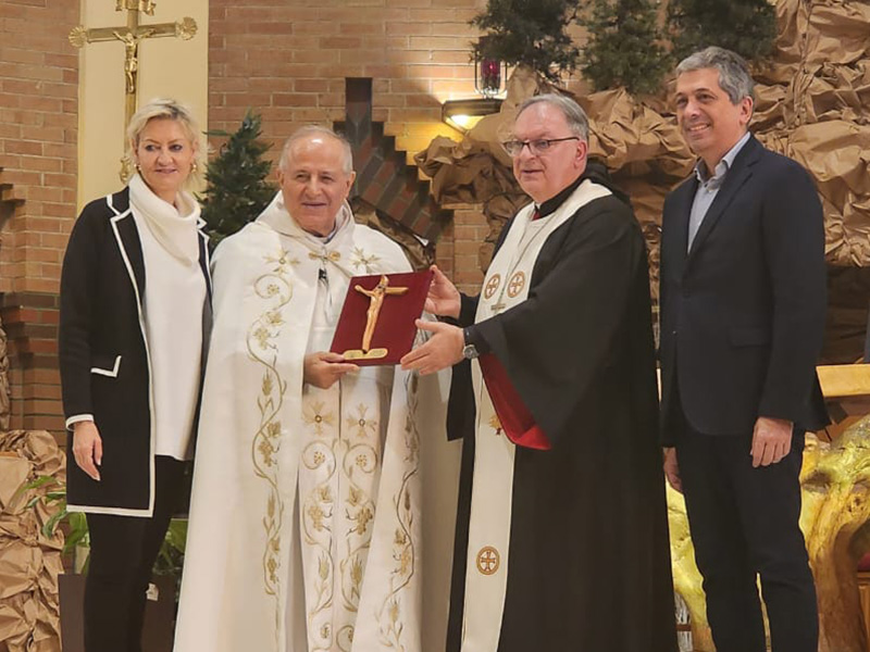Messe Solennelle à la Cathédrale Saint-Maron de Montréal et Croix d’honneur au Pr Salim Daccache s.j., décernée par Monseigneur Paul-Marwan Tabet