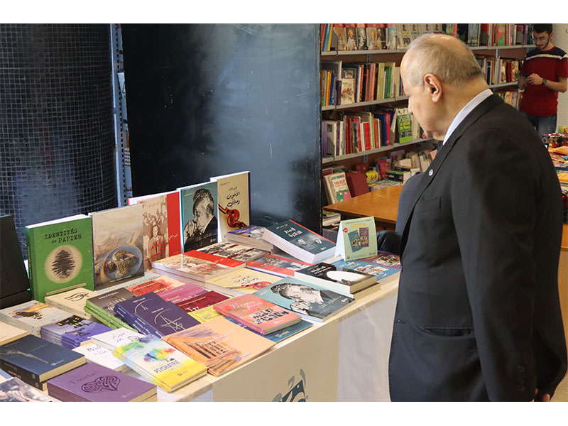 Braderie de livres à l'USJ: une plongée dans l'univers de la connaissance à prix doux