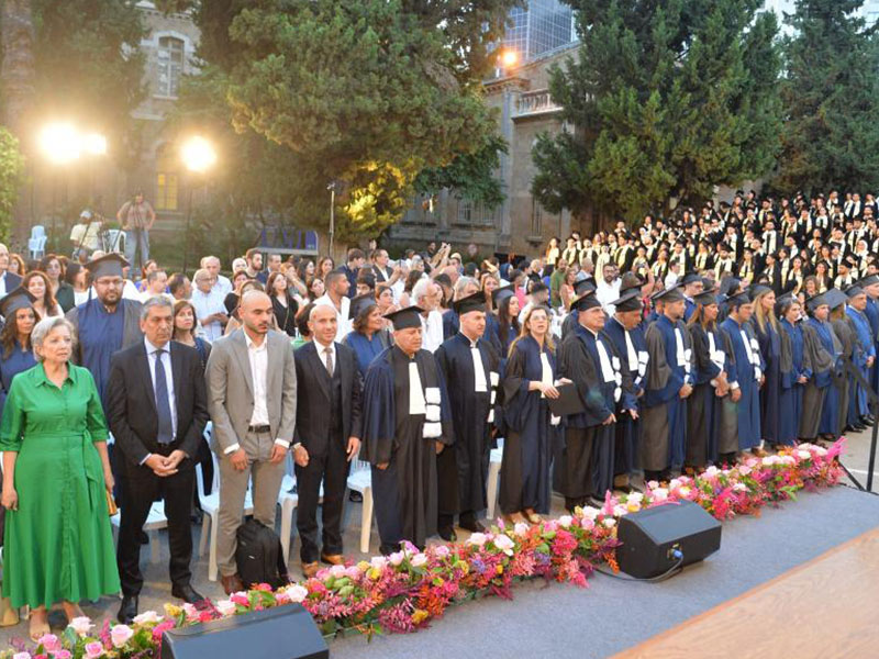 تخرّج طلاّب كليّة إدارة الأعمال ومعهد العلم الإداريّ في اليسوعيّة
