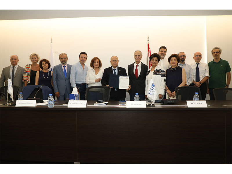 Cérémonie de signature pour la dédicace d'un recueil de photographies de l'auteur et metteur en scène Jalal Khoury 