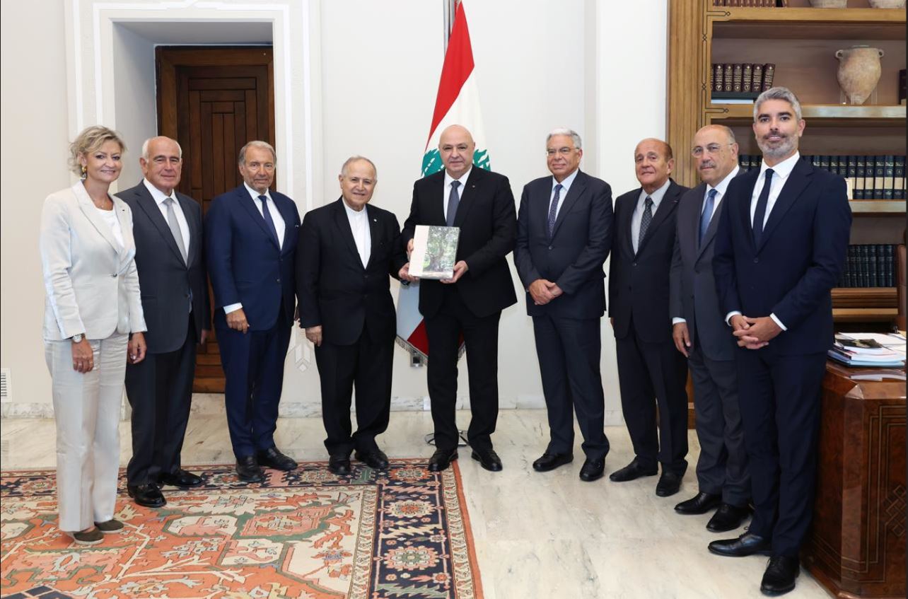 رئيس الجمهورية مستقبلاً رئيس جامعة القدّيس يوسف والهيئة الادارية لمؤسسة جامعة القدّيس يوسف
