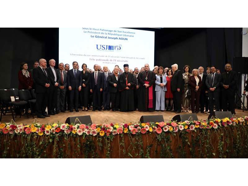Le président Aoun décerne à l'USJ la médaille de l'ordre national du Cèdre