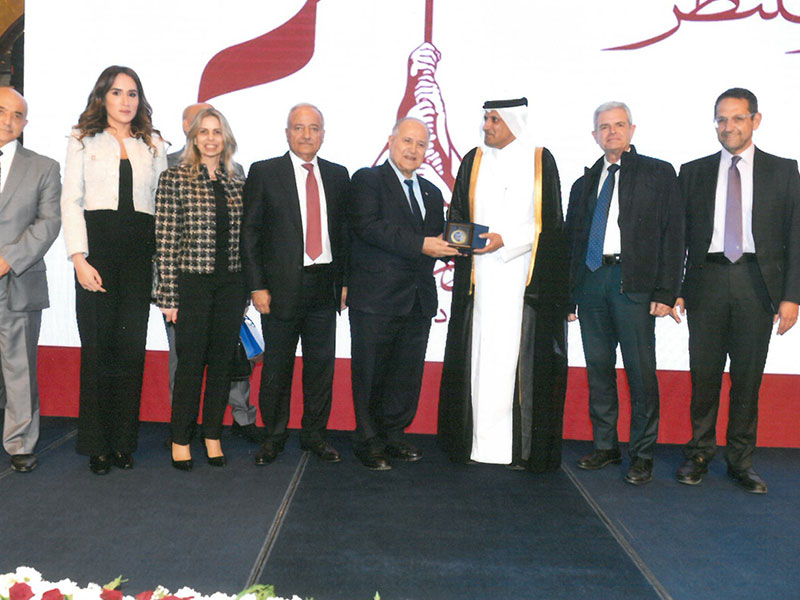   درع تكريميّة من رئيس الجامعة اليسوعيّة في بيروت لسفير قطر في لبنان