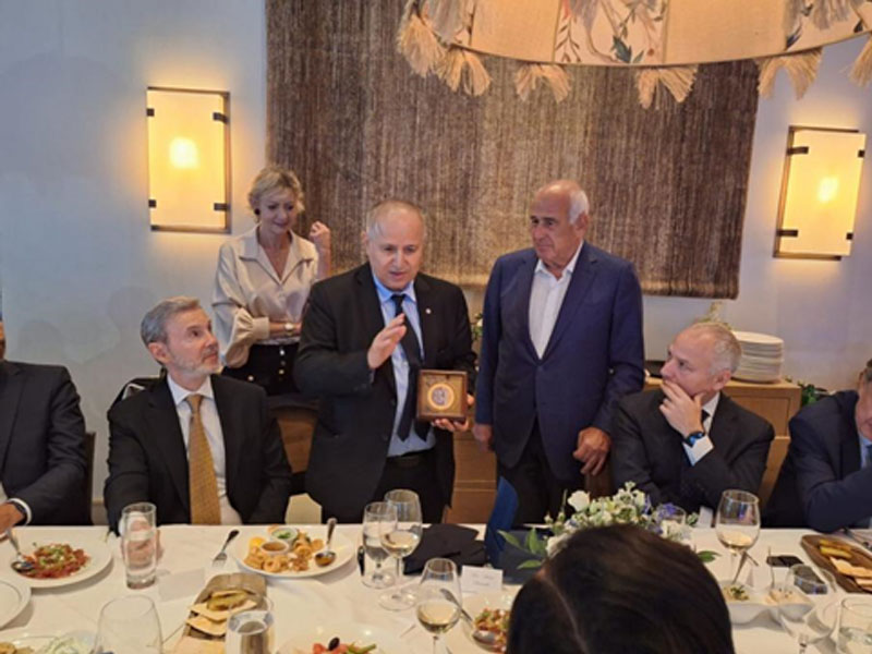 À New York, Me Setrakian et M. Debbane reçoivent le Recteur et la délégation de l’USJ autour d’un dîner convivial