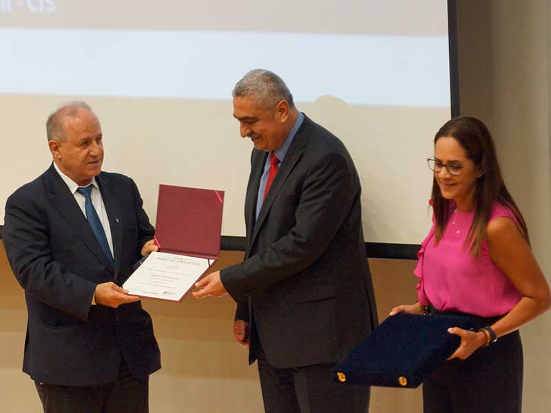 جائزتان للبروفسور دكّاش تقديرًا لجهوده في مكافحة التدخين