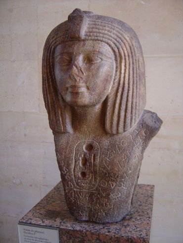 Elibaal : Inscription sur une statue portant le cartouche du pharaon Osorkon.