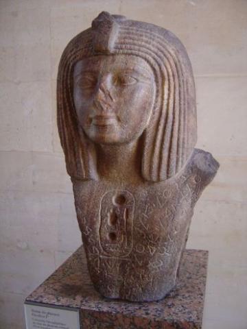 Elibaal : Inscription sur une statue portant le cartouche du pharaon Osorkon.